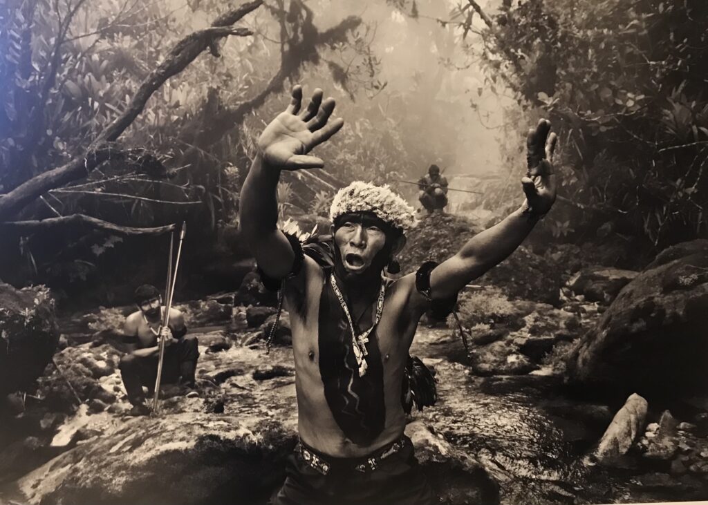 Photo en noir et blanc de Sebastiao Salgadore qui représente le chaman Angelo Barcelos.
