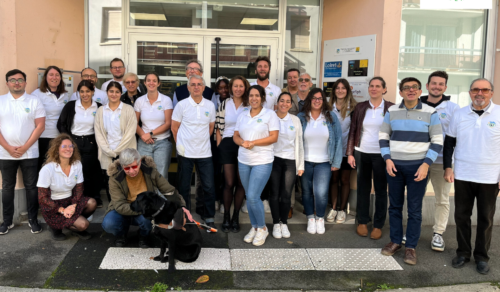 L'image représente l'équipe de la Fédération, professionnels et Bénévoles. La photo est prise devant le bâtiment de la MDVA.